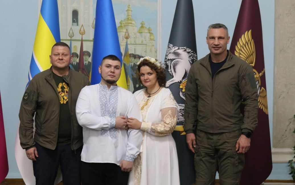 Залужний розписував, а Кличко був свідком: у Києві відіграли незвичне весілля